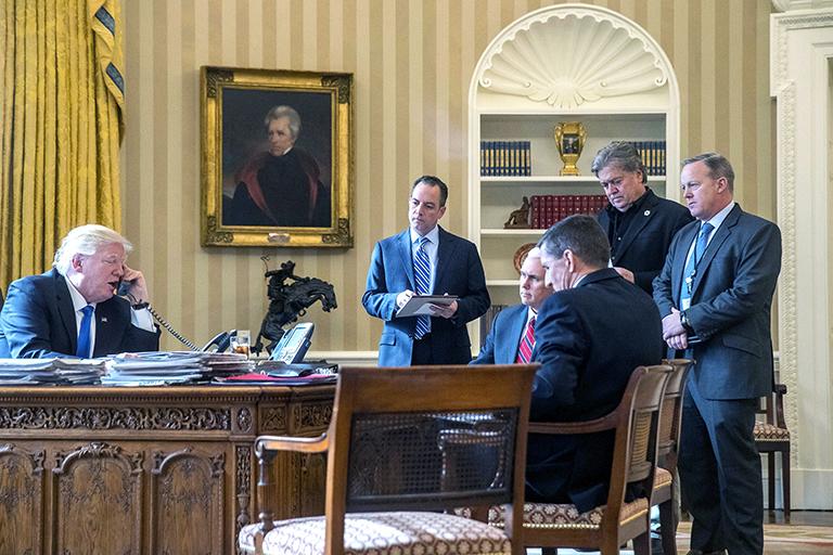 США. Вашингтон. 28 января 2017 года. Президент США Дональд Трамп во время телефонного разговора с президентом РФ Владимиром Путиным в Овальном кабинете Белого дома. Также присутствуют: начальник аппарата Белого дома Райнс Прибус, вице-президент США Майк Пенс, советник по национальной безопасности Майк Флинн, советник по стратегическим вопросам Стивен Бэннон и пресс-секретарь Белого дома Шон Спайсер (слева направо)