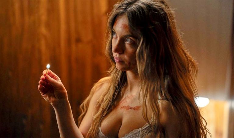 На фото: кадр из фильма &laquo;Горничная&raquo; (The Housemaid) &mdash; психологическом триллере 2025 года, где Сидни Суини играет Милли, девушку с непростым прошлым, устроившуюся работать горничной в богатую семью Винчестеров (Аманда Сейфрид). Сюжет вращается вокруг опасных тайн особняка, психологических манипуляций и борьбы за выживание. Фильм стал успешным, собрав более $300 млн в мировом прокате. 