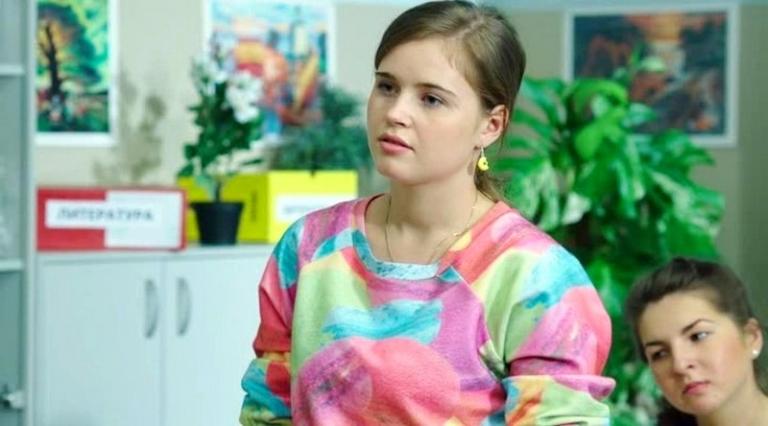 На фото: Полина Гренц в роли Саши Мамаевой в сериале "Физрук", 2014-2016 годы.