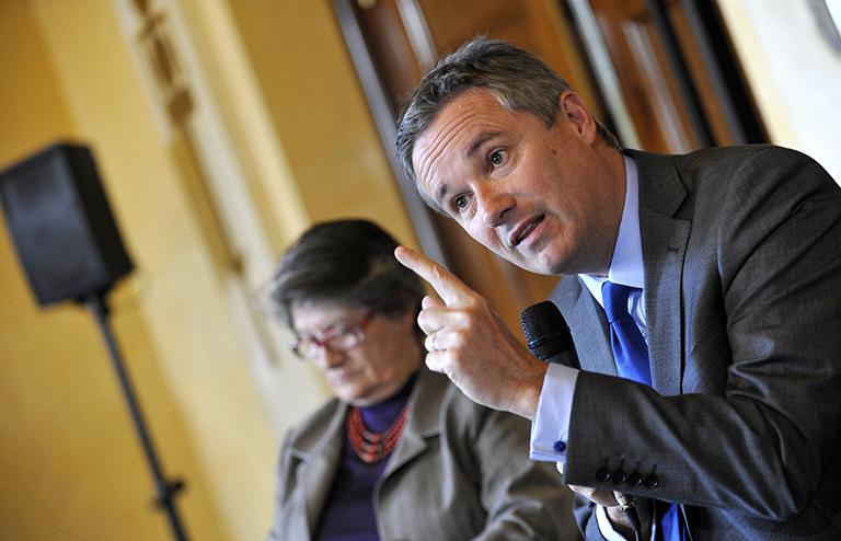 На фото: Николя Дюпон Эньян, кандидат в президенты национального собрания, дебютант республиканских выборов 2012 года