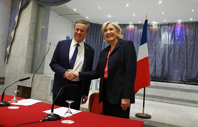 На фото: Марин Ле Пен и Николя Дюпон-Эньян на пресс-конференции в Париже объявили о создании предвыборной коалиции, 2017