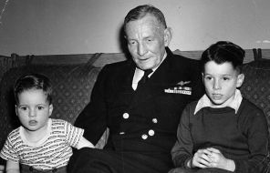 На фото: Джон Маккейн (справа), младший брат ДЖО МАККЕЙН (слева) и дед адмирал ДЖОН СИДНИ МАККЕЙН-старший 