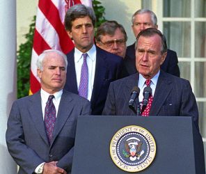 На фото: (слева направо) сенатор Соединенных Штатов Джон Маккейн (республиканец от штата Аризона); сенатор Соединенных Штатов Джон Ф. Керри (демократ от штата Массачусетс); государственный секретарь Соединенных Штатов Лоуренс Иглбергер; директор Центрального разведывательного управления Роберт М. Гейтс; и президент Буш