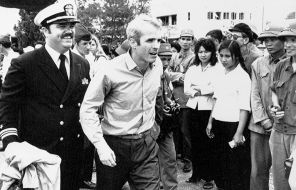 На фото: лейтенант военно-морских сил США Джон Маккейн (в центре) после освобождения из плена во Вьетнаме, 1973