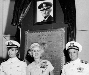 На фото: лейтенант военно-морских сил США Джон Маккейн (слева) с родителями контр-адмиралом ВМС США Джоном Сидни Маккейном младшим и матерью Робертой Маккейн перед мемориальной доской с портретом деда, адмирала Джона Сидни Маккейна старшего, 1961