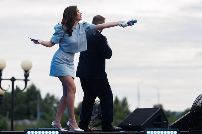 На фото: ведущие Олеся Иванченко и Дмитрий Журавлёв на фестивале VK Fest.