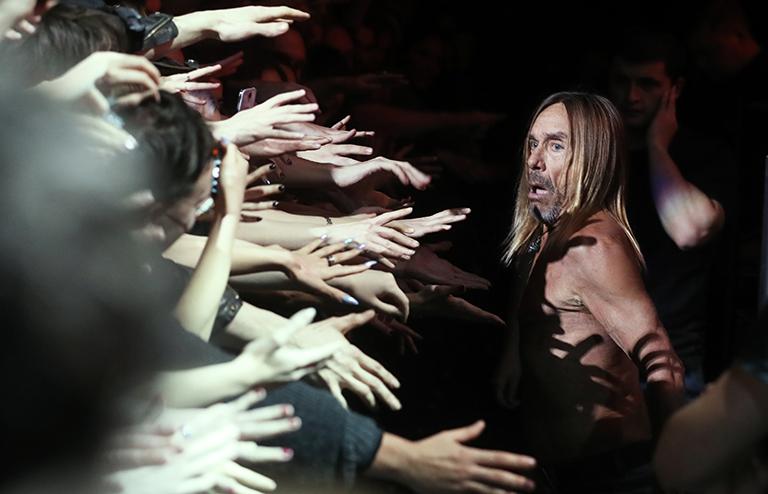 На фото: американский рок-вокалист Игги Поп во время выступления в клубе Stadium, 2017