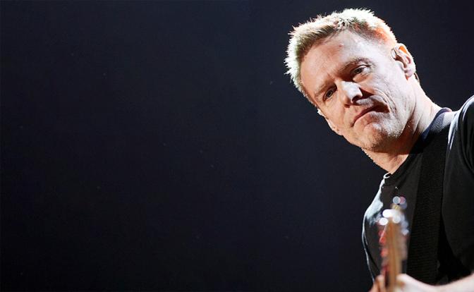 На фото: канадский певец Брайан Адамс во время концерта в Гамбурге.