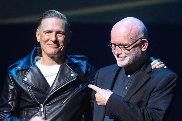 На фото: Брайан Адамс (слева) и Джим Валланс получают награды на Гала-вечере Зала славы канадских авторов песен в Торонто, Канада, 2022 год.