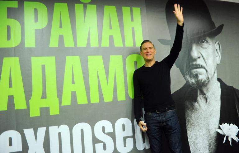 На фото: музыкант Брайан Адамс на открытии своей выставки «EXPOSED» в Мультимедиа Арт Музее, Москва, Россия, 2012 год.