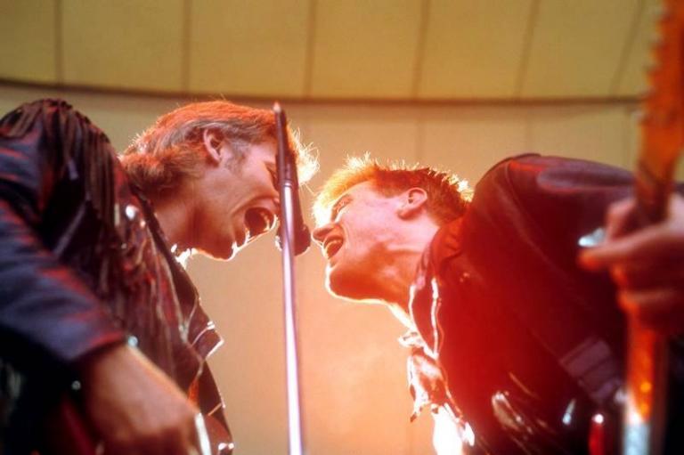 На фото: Брайан Адамс, концерт в Вальдбюне, Берлин, 1991 год.