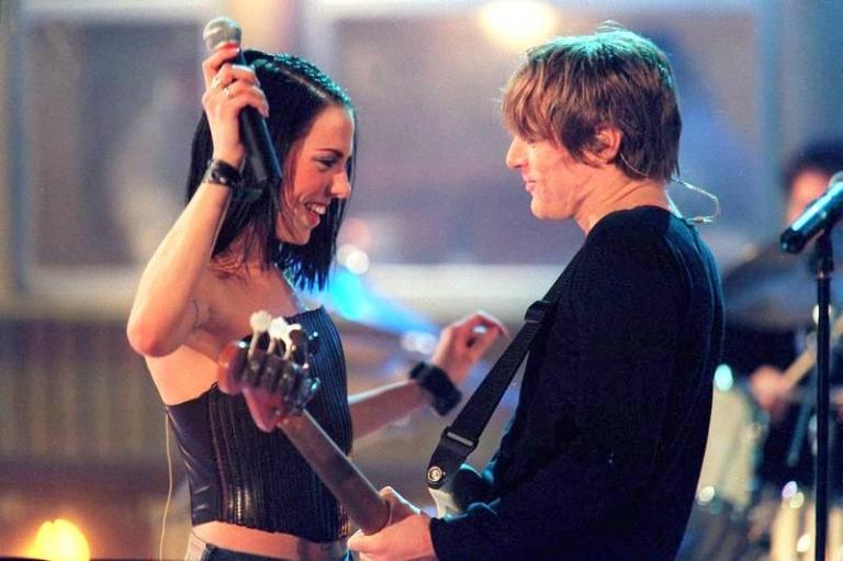 На фото: певец Брайан Адамс (Канада) в дуэте с Мел Си (Великобритания/Spice Girls) во время концерта, 1999 год.