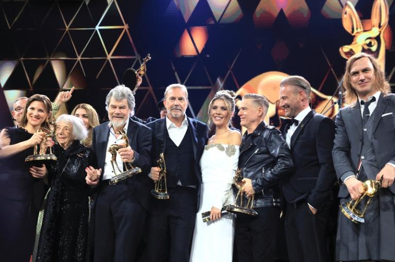 На фото: участники и победители премии «Бэмби» 2024 года стоят вместе на сцене в конце церемонии на киноплощадке Bavaria Film. Премия «Бэмби» вручается успешным и популярным знаменитостям. Вы можете увидеть их здесь: Софи фон дер Танн (слева направо), Марго Фридлендер, Райнхольд Месснер, Кевин Костнер, Виктория Сваровски, Брайан Адамс, Саша и Ларс Айдингер, Мюнхен, Германия, 2024 год.