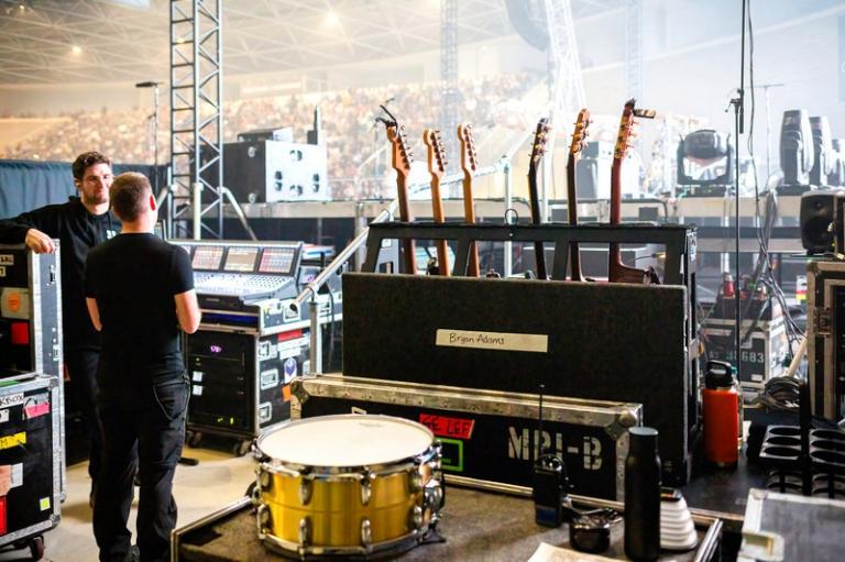 На фото: вид за кулисы перед концертом Брайана Адамса в Гондомаре. Артист даст ещё два концерта в Браге и Лиссабоне в рамках своего мирового тура «SO HAPPY IT HURTS», Португалия, 2024 год.