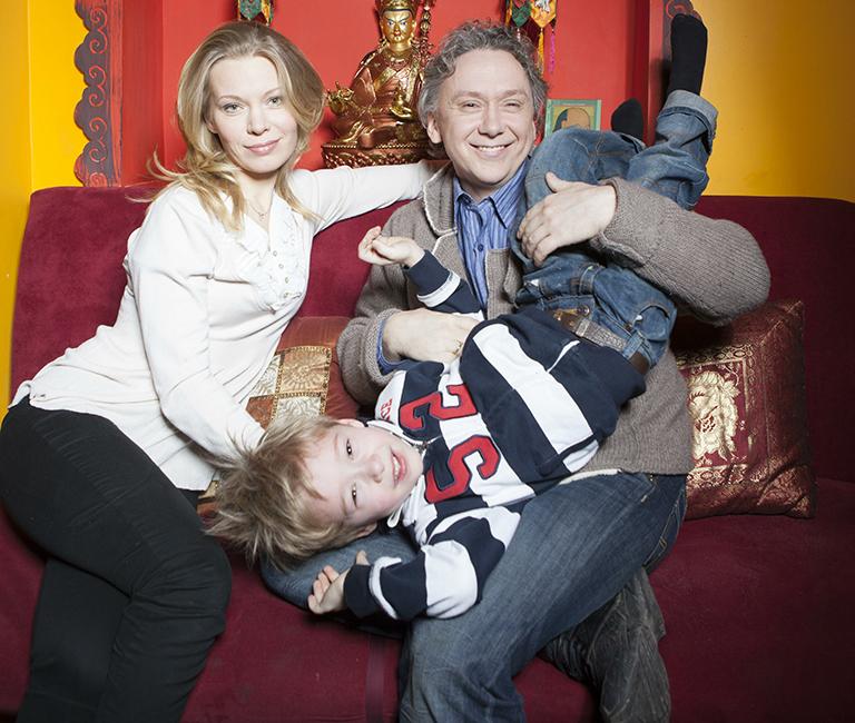 На фото: актер Вадим Демчог со своей семьей, 2016