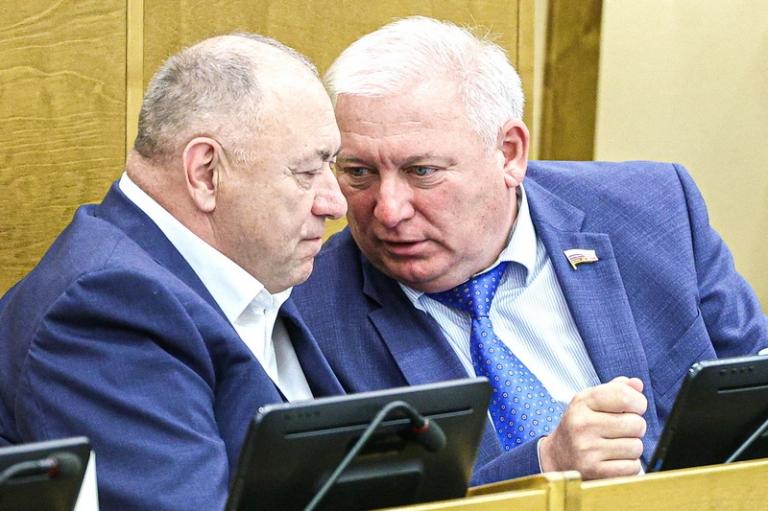 На фото: член комитета Госдумы РФ по транспорту и развитию транспортной инфраструктуры Анатолий Вороновский (справа) во время пленарного заседания Государственной Думы РФ, 2025 год.