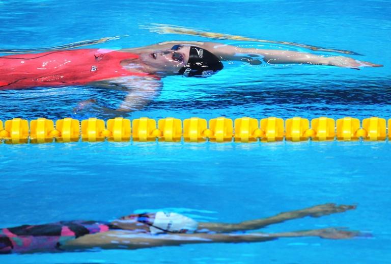 На фото: спортсменка из Дании Ми Нильсен (вверху) и спортсменка из Зимбабве Кирсти Ли Ковентри (внизу) на дистанции 100 метров на спине во время соревнований по плаванию среди женщин на XVI чемпионате мира по водным видам спорта, Казань, 2015 год.