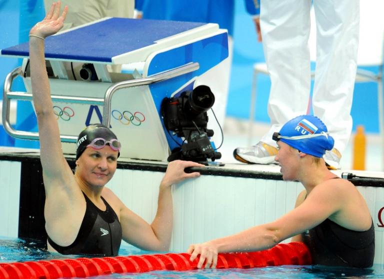 На фото: пловчиха из Зимбабве Кристи Ковентри, завоевавшая «серебро» на дистанции 400 метров в комплексном плавании, и российская спортсменка Анастасия Зуева, вышедшая в финал на соревнованиях по плаванию на спине на дистанции 100 метров, (слева направо) на Олимпийских играх, 2008 год.