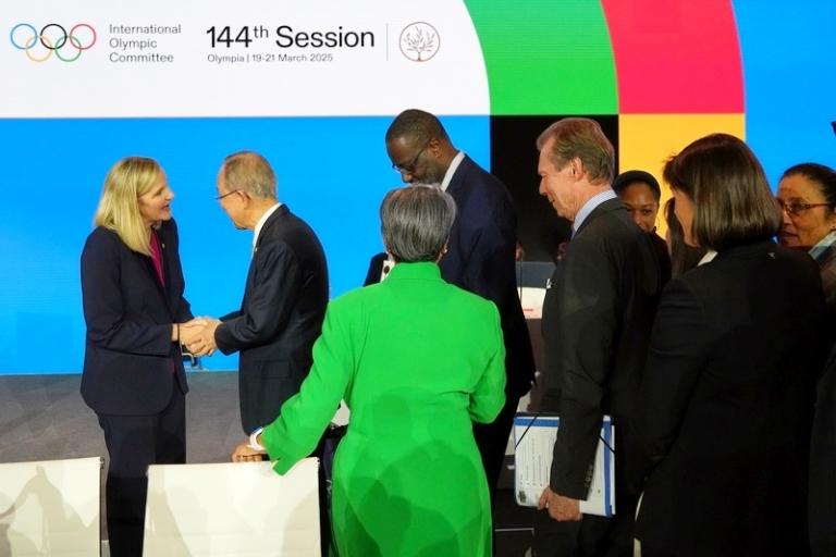 На фото: двукратная олимпийская чемпионка Кирсти Ковентри из Зимбабве (слева), избранная на пост нового президента МОК, после объявления результатов голосования на 144-й сессии МОК. 2025 год.