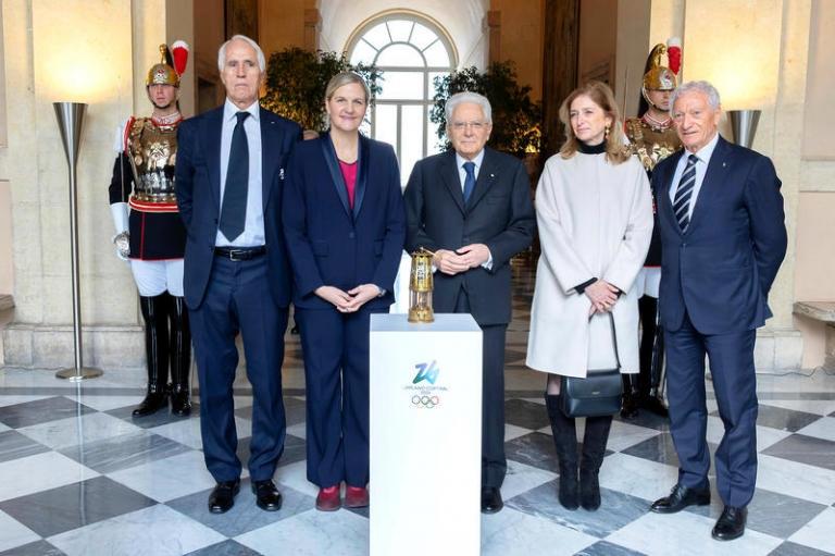 На фото (слева направо): Джованни Малаго, президент Оргкомитета Милан-Кортина 2026, Кирсти Ковентри, президент Международного олимпийского комитета, президент Итальянской Республики Серджо Маттарелла, госпожа Лаура и Лучано Буонфильо, президент Национального олимпийского комитета Италии, в Квиринальском дворце по случаю церемонии открытия путешествия Олимпийского огня на зимние Олимпийские игры Милан-Кортина 2026, Рим.