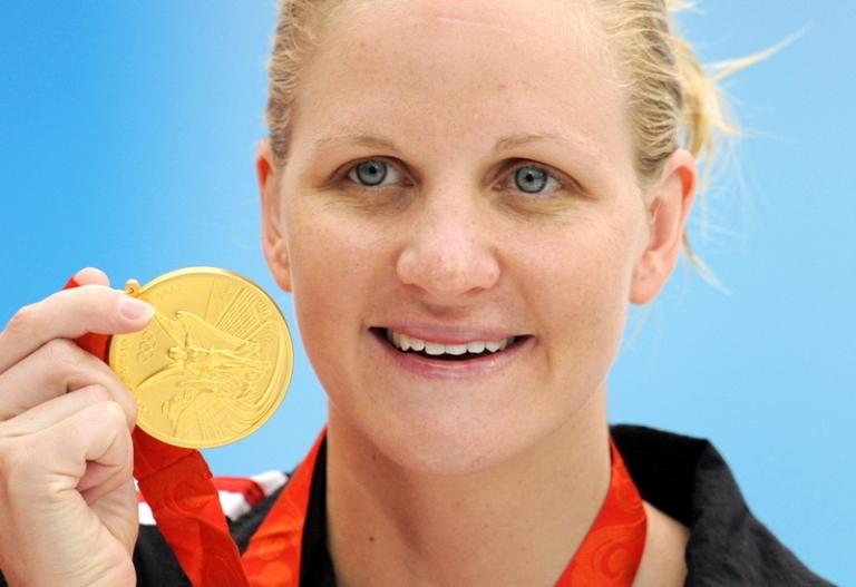 На фото: Кирсти Ковентри из Зимбабве демонстрирует свою золотую медаль после победы в женском финале заплыва на 200 метров на спине во время Олимпийских игр 2008 года в Пекине, Китай.