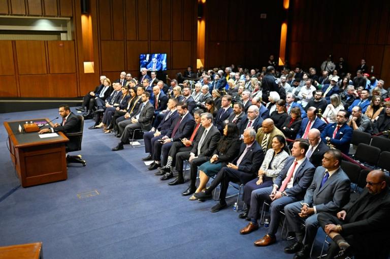 На фото: сенатор США Джош Хоули (республиканец от штата Миссури) задает вопросы кандидату на пост директора Федерального бюро расследований Кашу Пателю во время заседания Судебного комитета Сената по поводу его выдвижения на должность директора Федерального бюро расследований Министерства юстиции в здании Сената имени Харта в Вашингтоне, округ Колумбия, 2025 год.