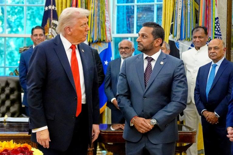 На фото: президент Дональд Трамп смотрит на директора ФБР Каша Пателя в день индуистского прадника Дивали в Овальном кабинете Белого дома, Вашингтон, 2025 год.