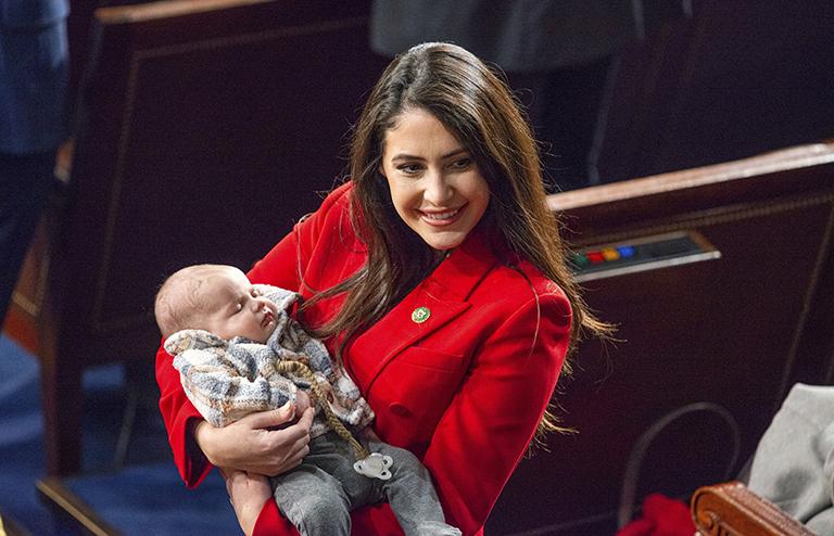 На фото: представитель Соединенных Штатов Анна Паулина Луна (республиканка от Флориды) со своим новорожденным ребенком в зале заседаний Палаты представителей во время голосования за нового спикера Палаты представителей в Капитолии