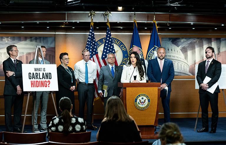 На фото: представитель США Анна Паулина Луна (республиканец от Флориды) выступает на пресс-конференции в Капитолии США