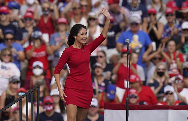 На фото: Анна Паулина Луна, кандидат от Республиканской партии в Палату представителей США, машет рукой президенту Дональду Трампу, 2020