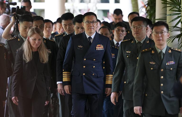 На фото: министр обороны КНР Дун Цзюнь (в центре) после встречи с министром обороны США Ллойдом Остином на саммите по безопасности "Диалог Шангри-Ла", 2024