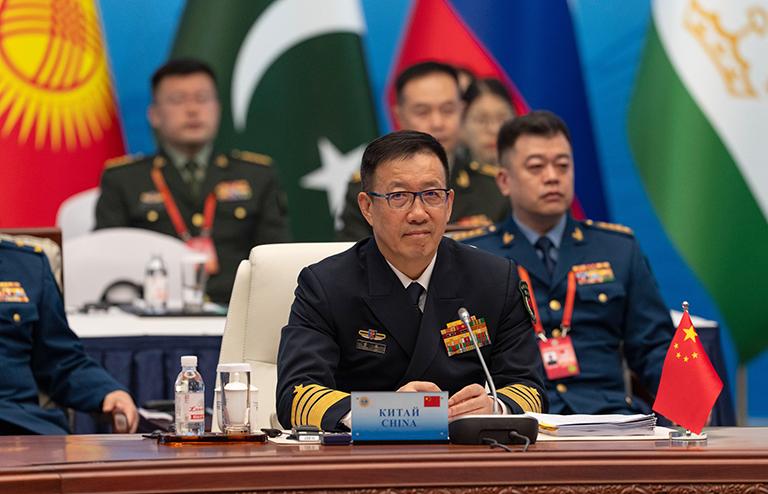 На фото: министр обороны КНР Дун Цзюнь (в центре) на заседании министров обороны стран - участниц Шанхайской организации сотрудничества (ШОС)