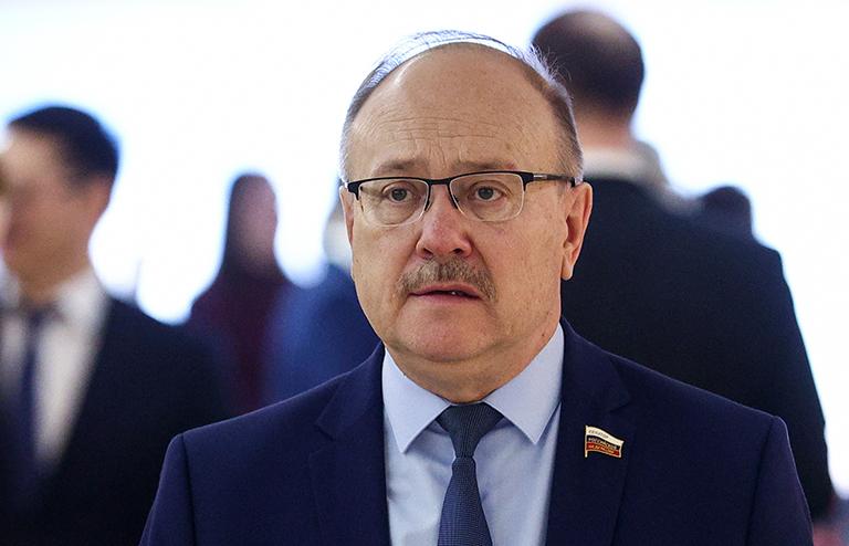 На фото: член Комитета Совета Федерации РФ по бюджету и финансовым рынкам Василий Иконников перед началом пленарного заседания Совета Федерации РФ, 2025