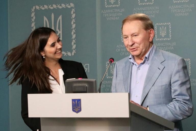 На фото: пресс-секретарь президента Украины Юлия Мендель и специальный представитель Украины в Контактной группе по урегулированию конфликта на востоке Украины Леонид Кучма во время пресс-конференции в здании администрации президента Украины по итогам встречи Контактной группы 5 июня 2019 г. Встреча в Минске была первой с момента избрания В.Зеленского президентом Украины, 2019 год.