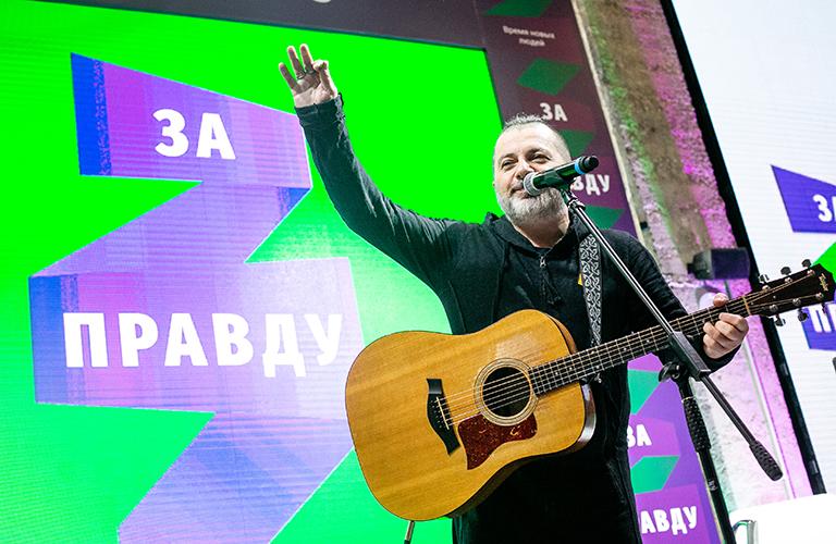 На фото: музыкант Вадим Самойлов во время учредительного съезда политической партии "За правду", 2020
