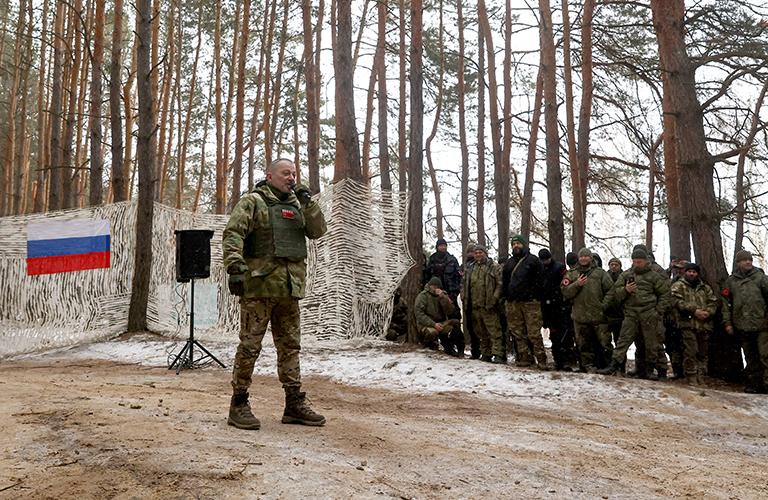 Н афото: певец Вадим Самойлов во время совместного концерта с Юлией Чичериной для бойцов Центрального военного округа в зоне проведения специальной военной операции, 023