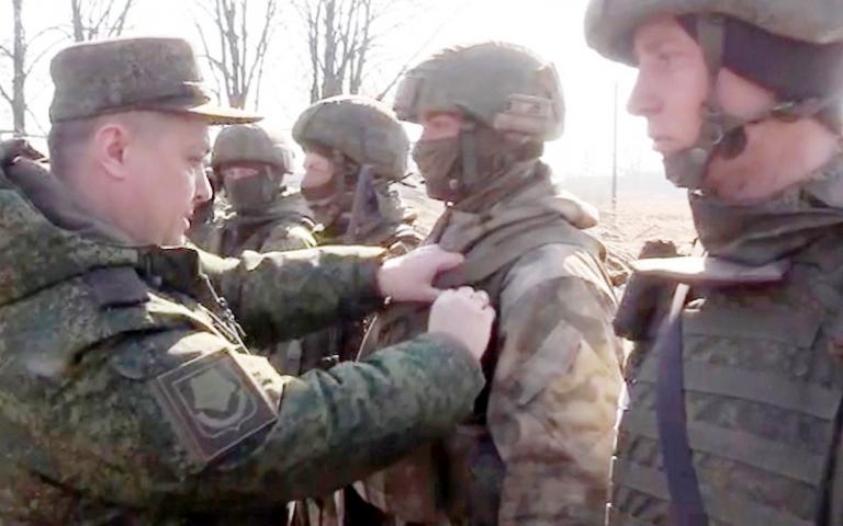 На фото: командующий войсками Восточного военного округа генерал-полковник Александр Чайко (слева) вручает боевые награды отличившимся в ходе проведения специальной военной операции военнослужащим. Вооруженные силы РФ проводят специальную военную операцию на Украине, 2022 год.
