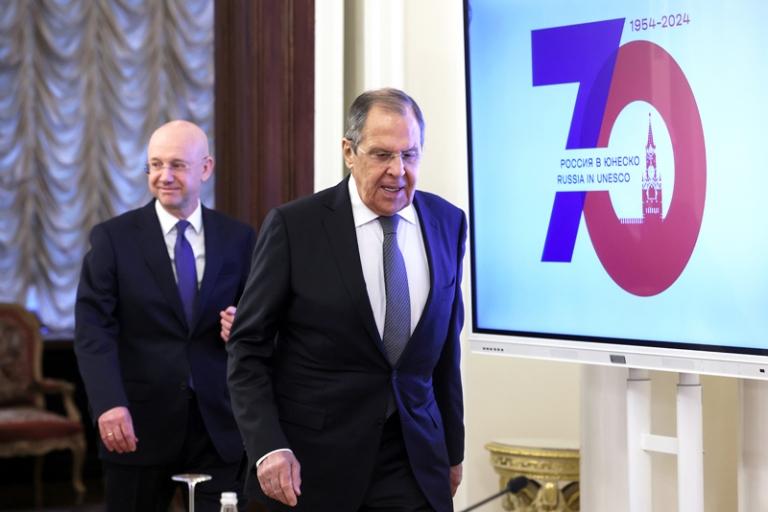 На фото: министр иностранных дел РФ Сергей Лавров (на первом плане) и директор департамента по многостороннему гуманитарному сотрудничеству и культурным связям МИД РФ Александр Алимов во время собрания комиссии РФ по делам ЮНЕСКО в Доме приемов МИД России, 2025 год.