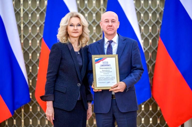 На фото: вице-премьер РФ Татьяна Голикова и директор департамента по многостороннему гуманитарному сотрудничеству и культурным связям МИД РФ Александр Алимов во время церемонии награждения участников и организаторов X Санкт-Петербургского международного форума объединенных культур, 2025 год.