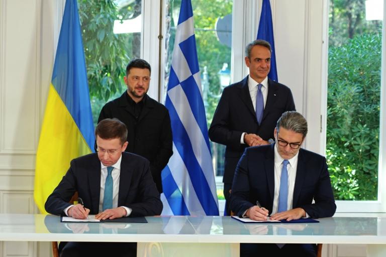 На фото: генеральный директор греческого поставщика газа DEPA Константинос Ксифарас (справа) и генеральный директор группы компаний «Нафтогаз» Сергей Корецкий (слева) подписывают соглашение о сотрудничестве в энергетической сфере в присутствии премьер-министра Греции Кириакоса Мицотакиса (сзади, справа) и президента Украины Владимира Зеленского (сзади, слева) в особняке Максимос в Афинах, Греция, 16 ноября 2025 г.