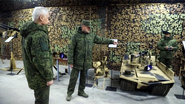 На фото: генерал-лейтенант Андрей Иванаев представляет главе военного ведомства представили результаты модернизации средств связи и штатного вооружения для повышения эффективности борьбы с беспилотными летательными аппаратами противника, а также образцы роботизированных комплексов различного назначения, которые успешно применяются подразделениями группировки в ходе решения боевых задач на линии боевого соприкосновения, 2024 год.