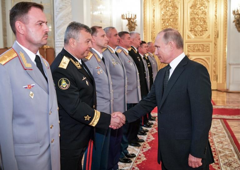 На фото: президент РФ Владимир Путин (справа) в Кремле на церемонии представления президенту РФ высших офицеров и прокуроров по случаю их назначения на высшие должности и присвоения им высших воинских (специальных) званий и классных чинов. Слева направо - командующий гвардейской общевойсковой армией Западного военного округа генерал-майор Андрей Иванаев, командующим войсками и силами на северо-востоке России контр-адмирал Александр Юлдашев, начальник Главного управления развития информационных и телекоммуникационных технологий министерства обороны РФ генерал-майор Олег Масленников, заместитель командующего воздушно-десантными войсками РФ по воздушно-десантной подготовке генерал-майор Владимир Кочетков, 2018 год.