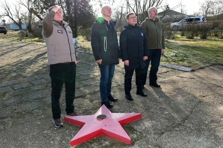На фото: руководитель Центрального исполнительного комитета партии "Единая Россия", координатор федерального партийного проекта "Историческая память" Александр Сидякин, глава Херсонской области Владимир Сальдо, секретарь генерального совета "Единой России", первый заместитель председателя Совета Федерации РФ Владимир Якушев и сенатор РФ от Херсонской области Константин Басюк (слева направо) во время посещения мемориального комплекса Обелиск Славы в селе Азовское, Херсонская область, 2026 год.