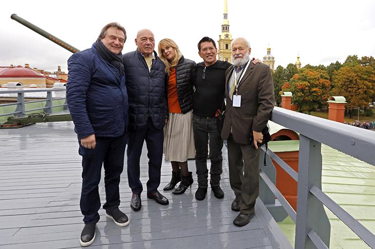 На фото: президент кинофестиваля "Послание к человеку", режиссер Алексей Учитель, телеведущий Владимир Познер, актриса Настасья Кински, филиппинский режиссер Брийянте Мендоса и почетный президент, режиссер-документалист Михаил Литвяков (слева направо) после традиционного полуденного выстрела из пушки Петропавловской крепости, приуроченного к открытию XXV международного кинофестиваля "Послание к Человеку", 2015 год