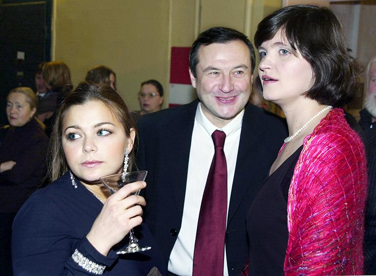 На фото: признанная лучшей актрисой 2003 года исполнительница главной роли в фильме "Прогулка" Ирина Пегова, режиссер фильма Алексей Учитель и сценарист кинокартины Дуня Смирнова (слева направо) после церемонии вручения премий "Золотой орел" на киностудии "Мосфильм", 2004 год