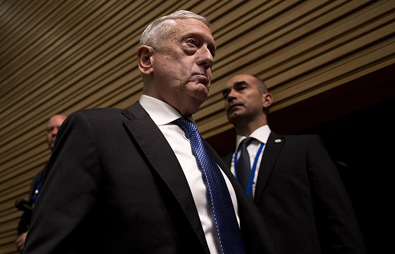 На фото: министр обороны США Джим Мэттис прибывает на пресс-конференцию в конце второго дня заседания Североатлантического совета на встрече министров обороны стран НАТО