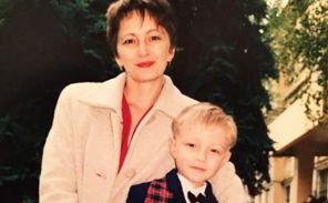 На фото: Егор Крид в детстве с мамой