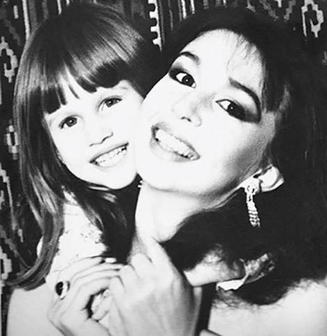 Виктория в детстве с мамой