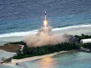 На фото: SpaceX Falcon 1 с воздуха вскоре после запуска, когда он поднимается над островом Омелек , на Маршалловых островах . 2006 год