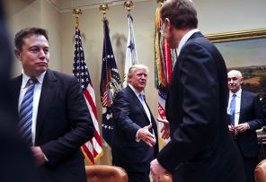 Президент США Дональд Трамп провел встречу с бизнесменами в Вашингтоне, 2017 год. Илон Маск на фото слева.